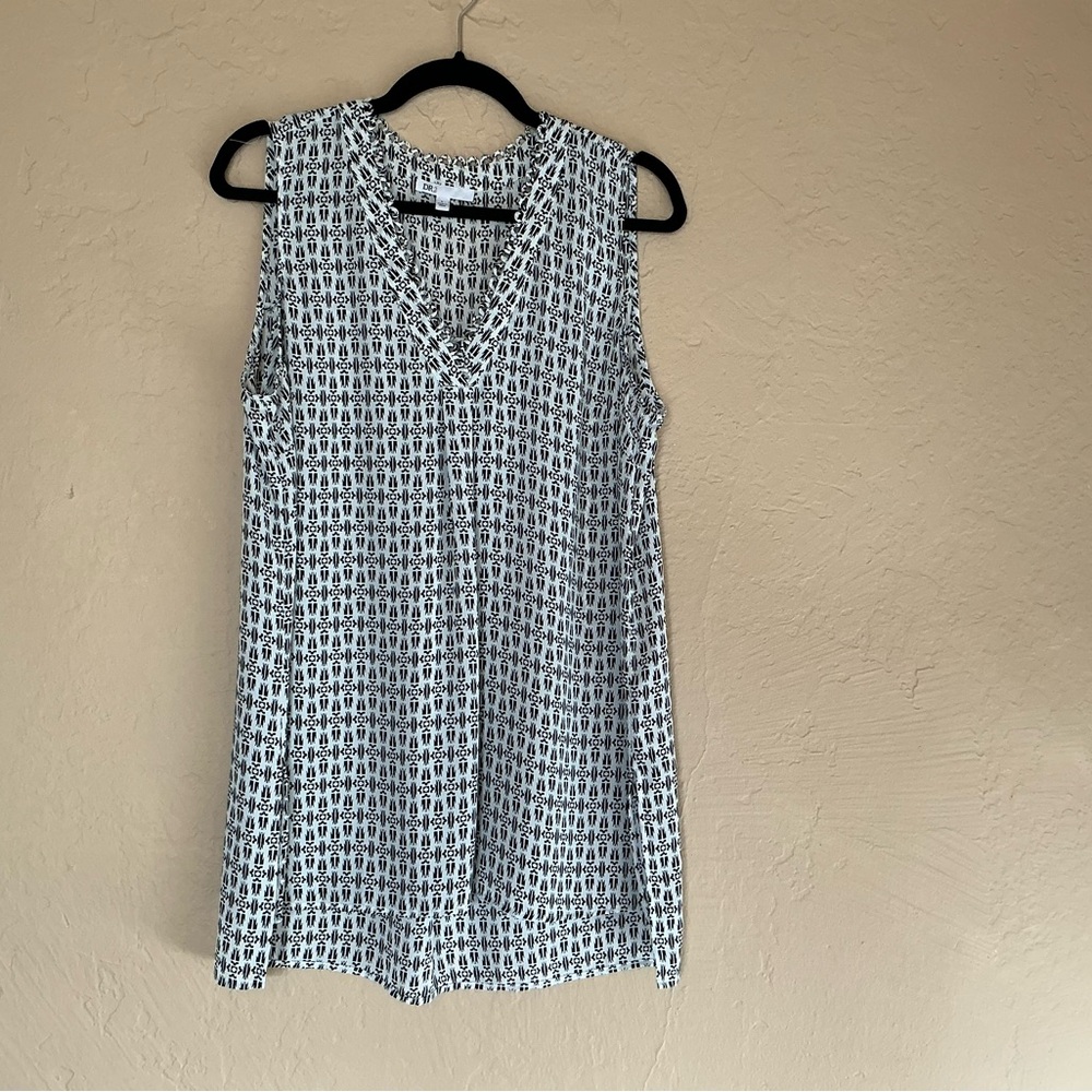 DR2 Black and White Sleeveless Blouse